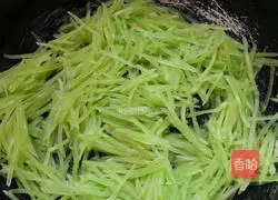 Illustration of how to make stir-fried shredded lettuce 4