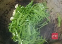 Illustration of how to make fried sweet potato stalks with oily meat 5