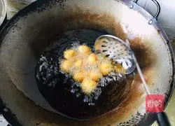 Illustration of how to make sweet potato balls 6