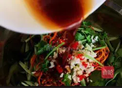 Illustration of how to make cold cucumber and cordyceps flowers 15