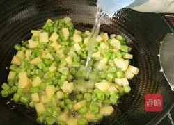 Illustration of how to stir-fry green beans with potatoes 10