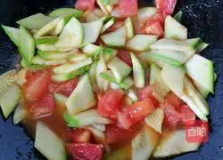 Illustration of how to make fried zucchini with tomatoes 11