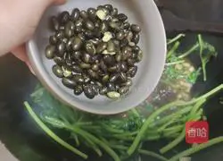 Illustration of how to cook chrysanthemum with soy sauce 9