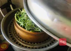 Illustration of how to make steamed chrysanthemum chrysanthemum mixed with soy sauce 5