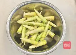 Illustration of how to stir-fry bamboo shoots with pickled vegetables 1