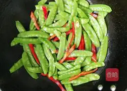 Illustration of how to make fried snow peas 6