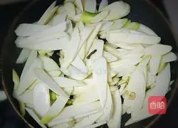 Illustration of how to make stir-fried wild rice 3