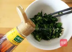 Illustration of how to make quick pickled cucumbers and pickles 12