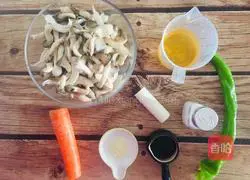 Illustration of how to stir-fry mushrooms with green pepper 1