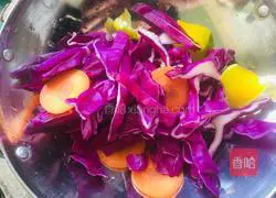 Illustration of how to make vegetable salad 1