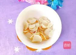 Illustration of how to stir-fry lily with celery 3