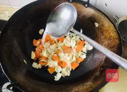 Illustration of how to stir-fry carrots and lilies 8
