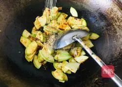 Illustration of how to make braised zucchini with sauce 7