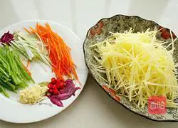 Illustration of how to make spicy and sour shredded potatoes 1