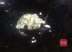 Illustration of how to mix peanuts with spinach stems 11