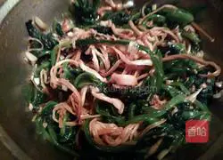 Illustration of how to make cold spinach and enoki mushrooms 7