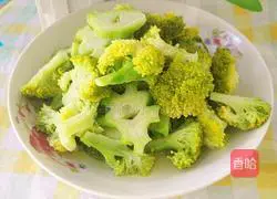 Illustration of how to make stir-fried broccoli with potatoes and sweet potatoes 4