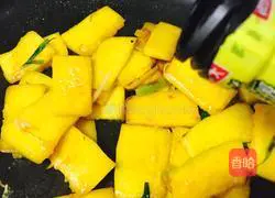 Illustration of how to make crispy pumpkin with scallion oil 6