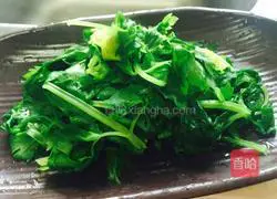 Illustration of how to make cold celery leaves 3