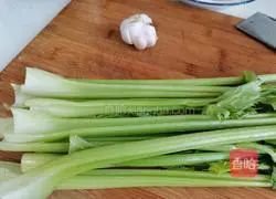 Illustration of how to stir-fry celery with minced garlic 1