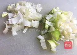 Illustration of how to make southern tofu with green onion and chopped pepper 1