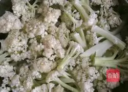 Illustration of home-style fried cauliflower 1