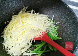 Illustration of how to make green pepper and potato shreds 9