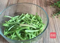 Chicken mixed with amaranth stems Illustration of how to make silk 2