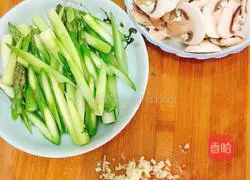 Illustration of how to make fried asparagus and mushrooms 2