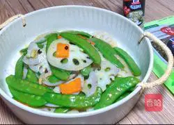 Illustration of how to make fried lotus root slices with pepper, sesame and snow peas 10