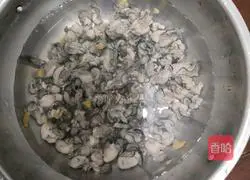 Pouring Illustration of how to make oysters in juice 14