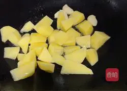 Illustration of how to make braised potatoes in sauce 3