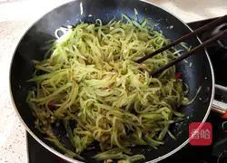 Spicy and sour lettuce Illustration of how to make silk 12