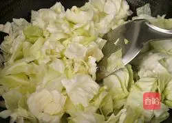 Illustration of how to stir-fry cabbage and fungus 6