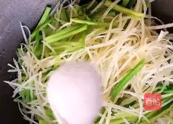 Illustration of how to make fried potato shreds with celery 6