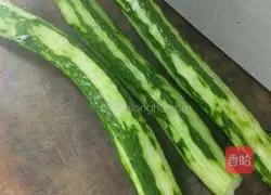 Illustration of how to pound garlic and cucumber with knife 2