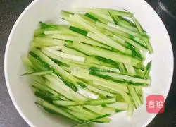 Illustration of how to make cold cucumber and enoki mushrooms 8