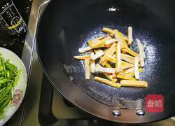 Illustration of Refreshing Stir-fried Dried Artemisia 6