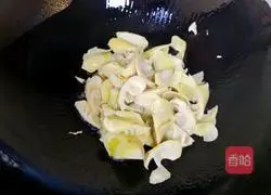 Illustration of how to stir-fry spring bamboo shoots with shepherd's purse 8