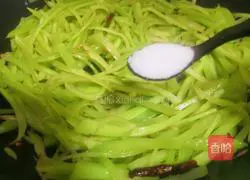 Illustration of how to make spicy shredded lettuce 5