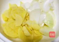 Illustration of how to make fried potatoes with onions 1