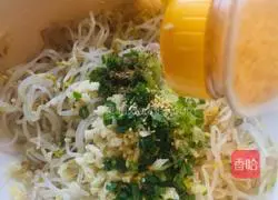 Illustration of how to make cold mung bean sprouts 10