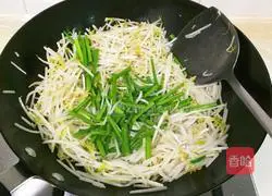 Illustration of how to stir-fry mung bean sprouts with chives 4