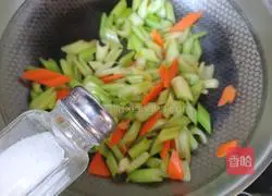 Illustration of how to make fried carrots with celery 8