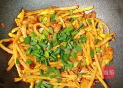 Illustration of how to stir-fry peanut sprouts with pork belly 9