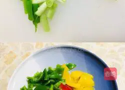 Illustration of how to stir-fry bacon with colored peppers 1