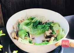 Illustration of how to stir-fry mushrooms with lettuce 8