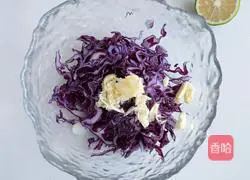 Illustration of how to make purple cabbage shreds 3