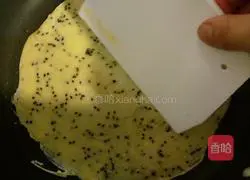 Illustration of how to make black sesame egg rolls 7