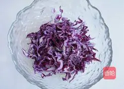 Illustration of how to make purple cabbage shreds 2